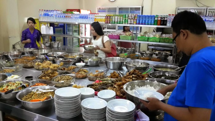 Rumah makan taman sari solo