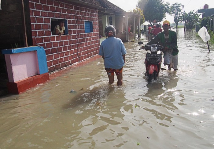 Floods villages mud